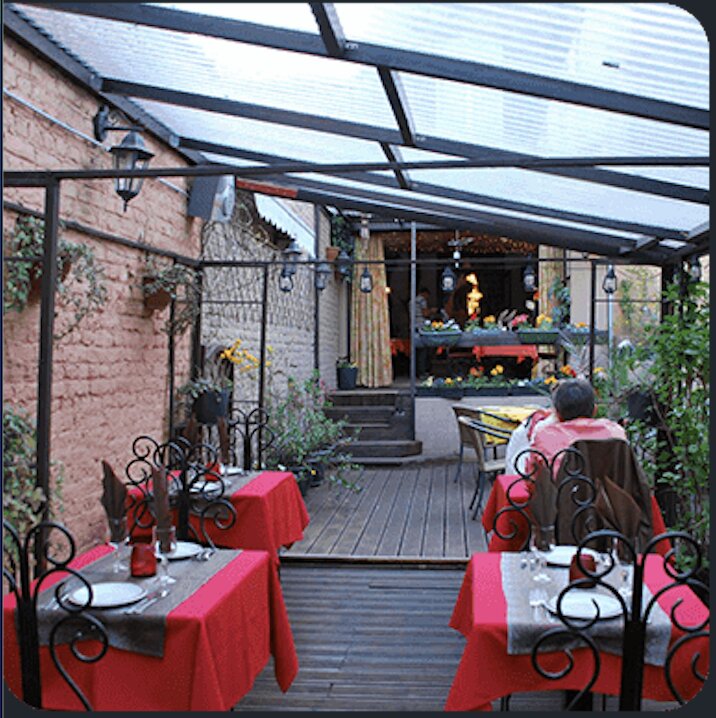 Terrasse extérieure du restaurant Namaste India à Liège